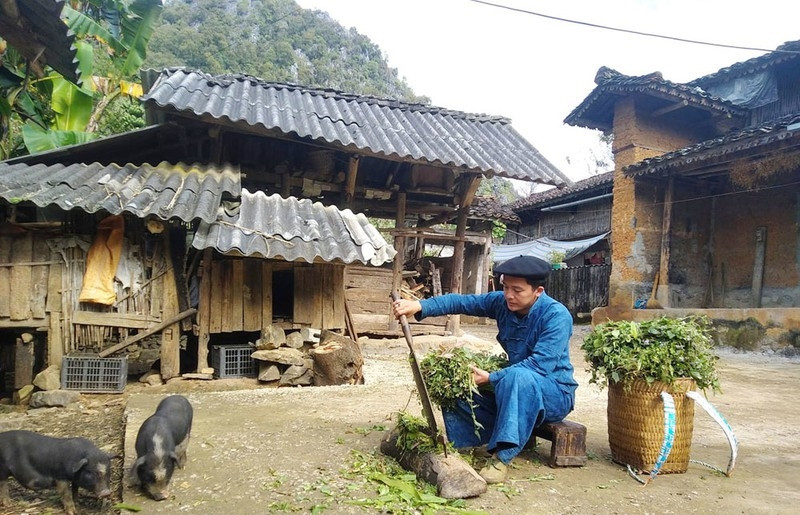 Sùng Mí Phìn bên ngôi nhà của mình ở xã Sà Phìn, Đồng Văn