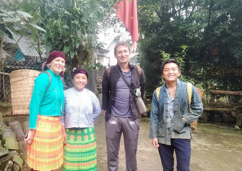 Những vị khách du lịch được trải nghiệm các hoạt động thường ngày của đồng bào vùng cao