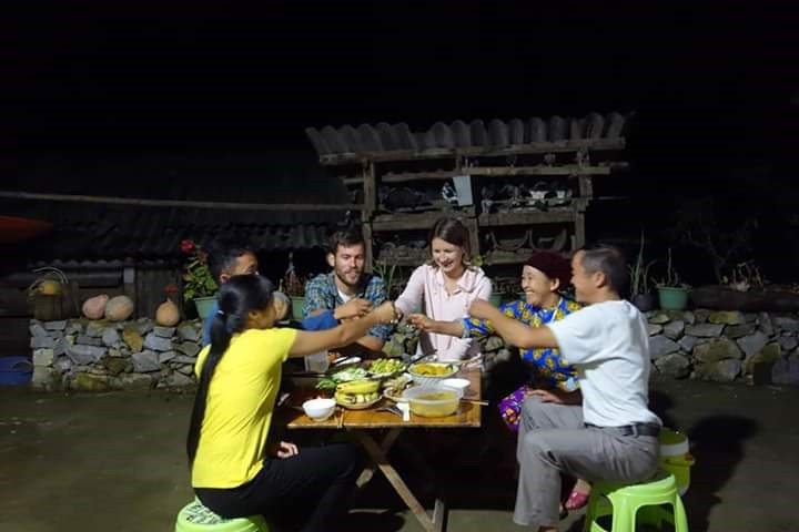 Những vị khách du lịch được trải nghiệm các hoạt động thường ngày của đồng bào vùng cao