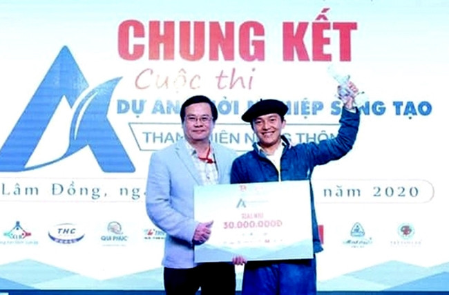 Sùng Mí Phìn (phải) tham gia Cuộc thi “Dự án khởi nghiệp sáng tạo dành cho thanh niên nông thôn”
