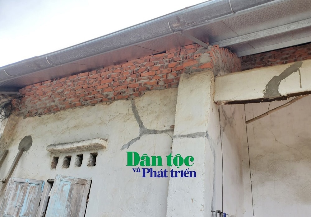 Ngôi nhà ông T., phải che kín các lỗ không khí để tránh khói, bụi từ lò gạch