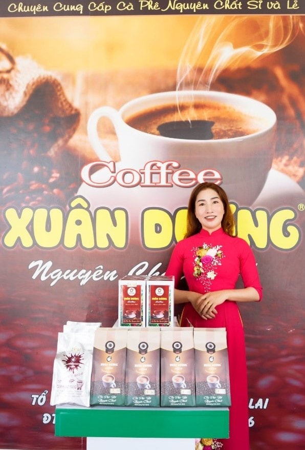 Chị Nguyễn Thị Thanh Xuân bên sản phẩm đã đạt chuẩn OCOP 3 sao Chị Nguyễn Thị Thanh Xuân bên sản phẩm đã đạt chuẩn OCOP 3 sao