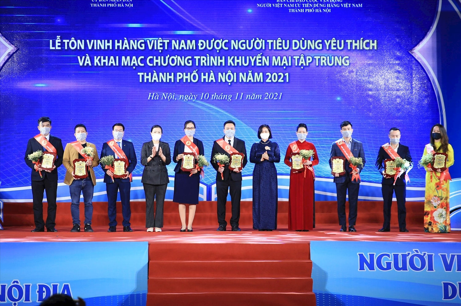Trao chứng nhận cho các doanh nghiệp đạt danh hiệu Hàng Việt Nam được người tiêu dùng yêu thích năm 2021.