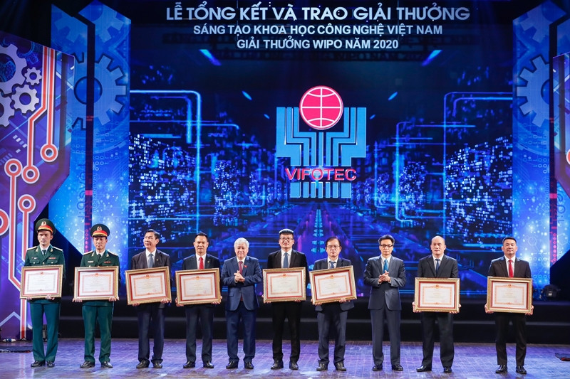 Bí thư Trung ương Đảng, Chủ tịch Ủy ban Trung ương Mặt trận Tổ quốc Việt Nam Đỗ Văn Chiến và Ủy viên Trung ương Đảng, Phó Thủ tướng Chính phủ Vũ Đức Đam trao Bằng khen của Thủ tướng Chính phủ cho các chủ nhiệm và đồng chủ nhiệm của 5 công trình đoạt giải Nhất.