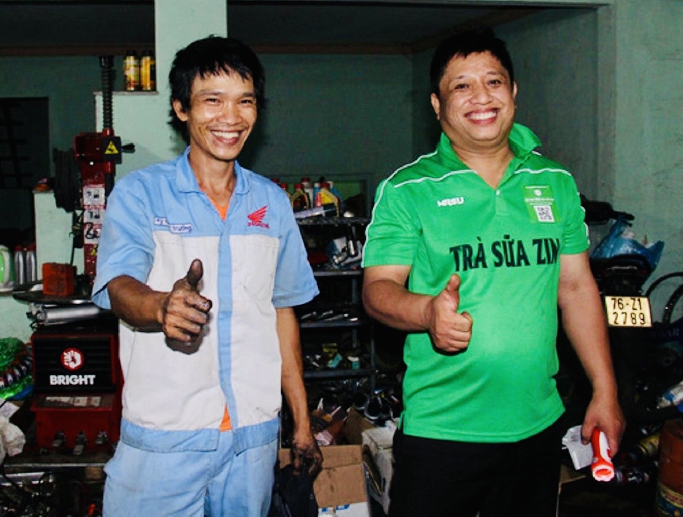 Anh Phước và thầy giáo Vũ vẫn thường xuyên hỗ trợ người dân bị hư hỏng xe trong đêm