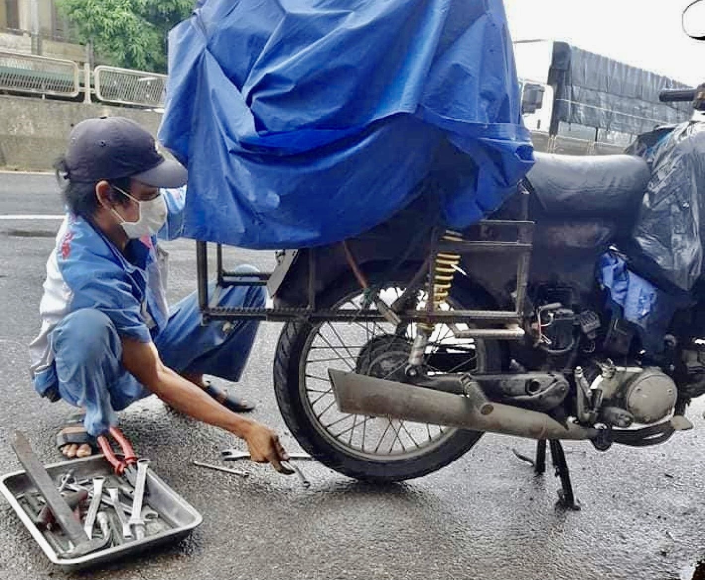 Anh Phước sửa xe miễn phí cho những người khó khăn  từ các tỉnh miền Nam trở về quê tránh dịch