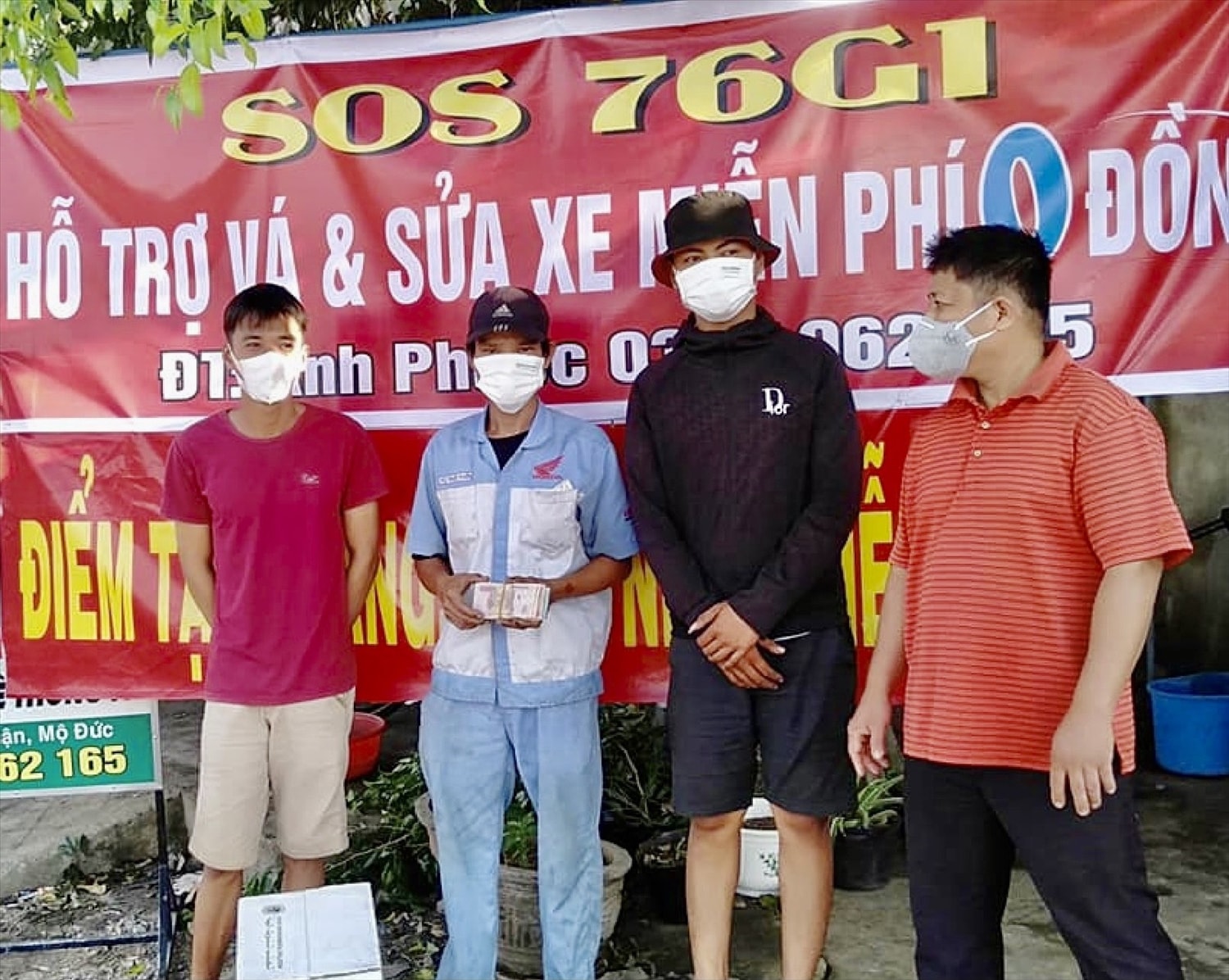 Anh Huỳnh Văn Phước (thứ 2 từ trái qua) và những người chung chí hướng làm việc thiện