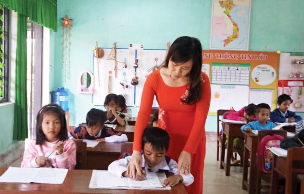 Hơn 21 năm đứng trên bục giảng, cô giáo Hoàng Thị Đảng ở Trường Tiểu học A Ngo, huyện vùng cao A Lưới (Thừa Thiên Huế) luôn hết lòng giúp đỡ học sinh nghèo vượt qua khó khăn để tiếp tục đến trường. (Ảnh minh họa) Hơn 21 năm đứng trên bục giảng, cô giáo Hoàng Thị Đảng ở Trường Tiểu học A Ngo, huyện vùng cao A Lưới (Thừa Thiên Huế) luôn hết lòng giúp đỡ học sinh nghèo vượt qua khó khăn để tiếp tục đến trường. (Ảnh minh họa)