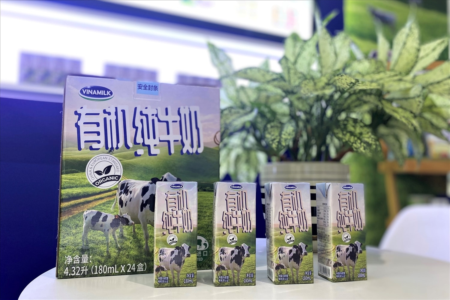Sữa tươi Vinamilk Organic là sản phẩm nổi bật được giới thiệu tại triển lãm FHC Thượng Hải 2021 nhờ sở hữu “tiêu chuẩn kép” là Organic Châu Âu và Organic Trung Quốc