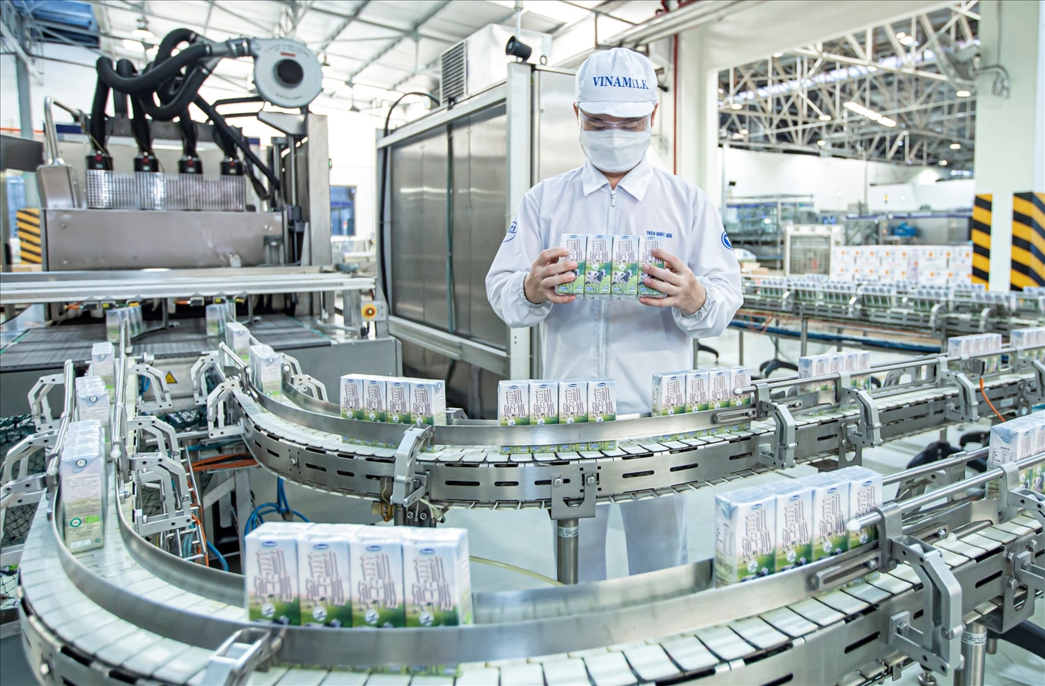 Lô sản phẩm sữa tươi đầu tiên được Vinamilk sản xuất và xuất khẩu thành công đi Trung Quốc trong giai đoạn nhiều trở ngại vì diễn biến dịch Covid-19 tại Việt Nam
