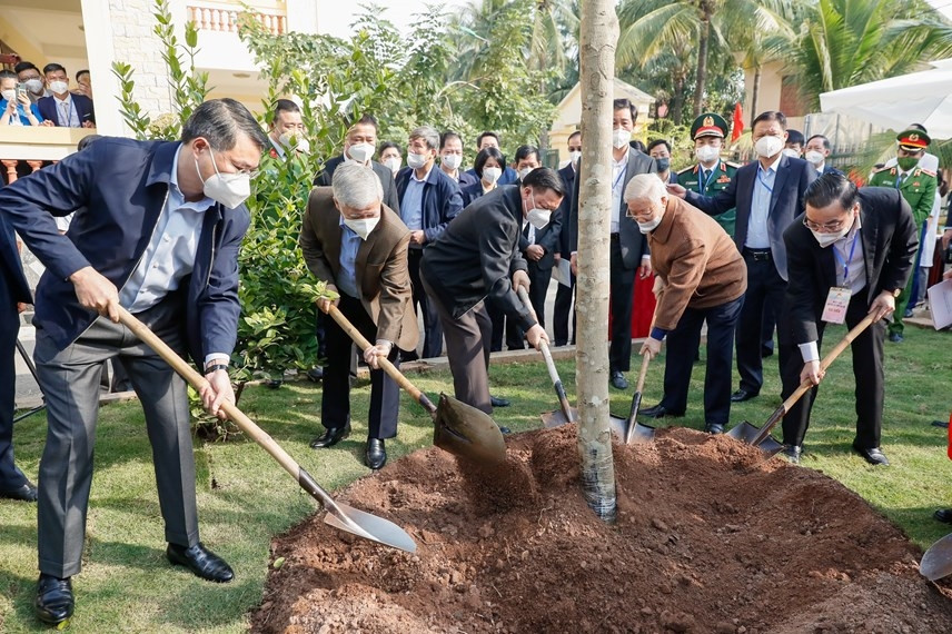 Tổng Bí thư Nguyễn Phú Trọng cùng lãnh đạo Đảng, Nhà nước, MTTQ Việt Nam, thành phố Hà Nội trồng cây lưu niệm
