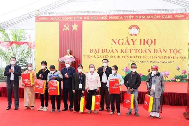 Chủ tịch UBTƯ MTTQ Việt Nam Đỗ Văn Chiến, Bí thư Thành ủy Hà Nội Đinh Tiến Dũng, Chánh văn phòng Trung ương Đảng Lê Minh Hưng tặng quà cho các gia đình khó khăn Chủ tịch UBTƯ MTTQ Việt Nam Đỗ Văn Chiến, Bí thư Thành ủy Hà Nội Đinh Tiến Dũng, Chánh văn phòng Trung ương Đảng Lê Minh Hưng tặng quà cho các gia đình khó khăn