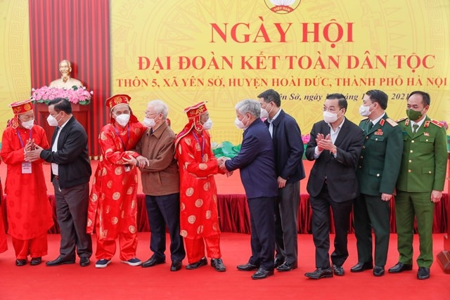 Tổng Bí thư Nguyễn Phú Trọng, Chủ tịch UBTƯ MTTQ Việt Nam Đỗ Văn Chiến và các cụ cao niên thôn 5, xã Yên Sở trong ngày hội Tổng Bí thư Nguyễn Phú Trọng, Chủ tịch UBTƯ MTTQ Việt Nam Đỗ Văn Chiến và các cụ cao niên thôn 5, xã Yên Sở trong ngày hội