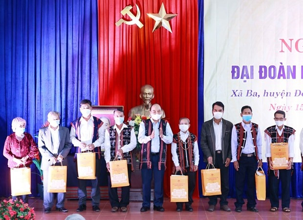 Chủ tịch nước Nguyễn Xuân Phúc tặng quà cho đồng bào các dân tộc xã Ba, huyện Đông Giang. Ảnh: Thống Nhất/TTXVN