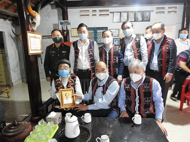 Chủ tịch nước thăm hỏi và động viên già làng Y Kông, 95 tuổi, nguyên Chủ tịch UBND huyện Hiên cũ