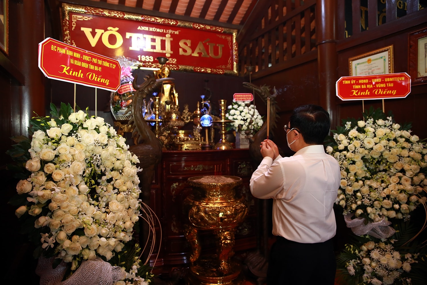 Phó Thủ tướng Thường trực Phạm Bình Minh dâng hương tại Đền thờ nữ anh hùng liệt sĩ Võ Thị Sáu - Ảnh:VGP/Hải Minh Phó Thủ tướng Thường trực Phạm Bình Minh dâng hương tại Đền thờ nữ Anh hùng liệt sĩ Võ Thị Sáu - Ảnh:VGP/Hải Minh