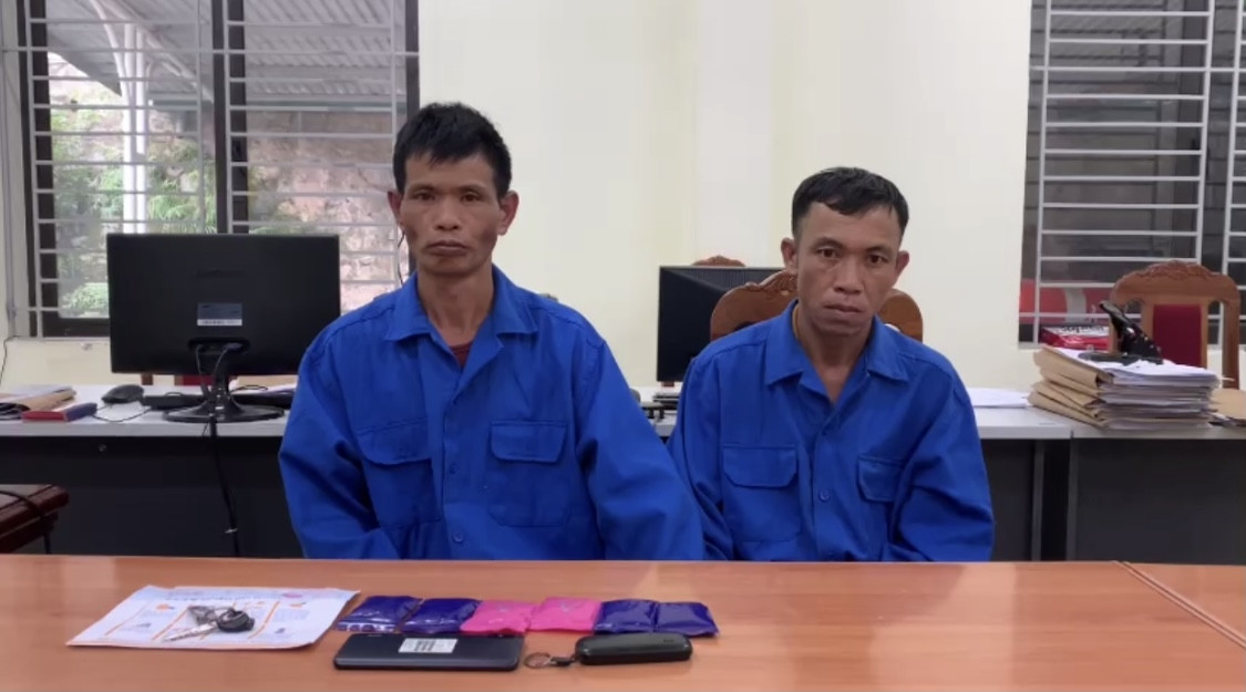Hai đối tượng Xiên và Phú cùng tang vật tại cơ quan điều tra