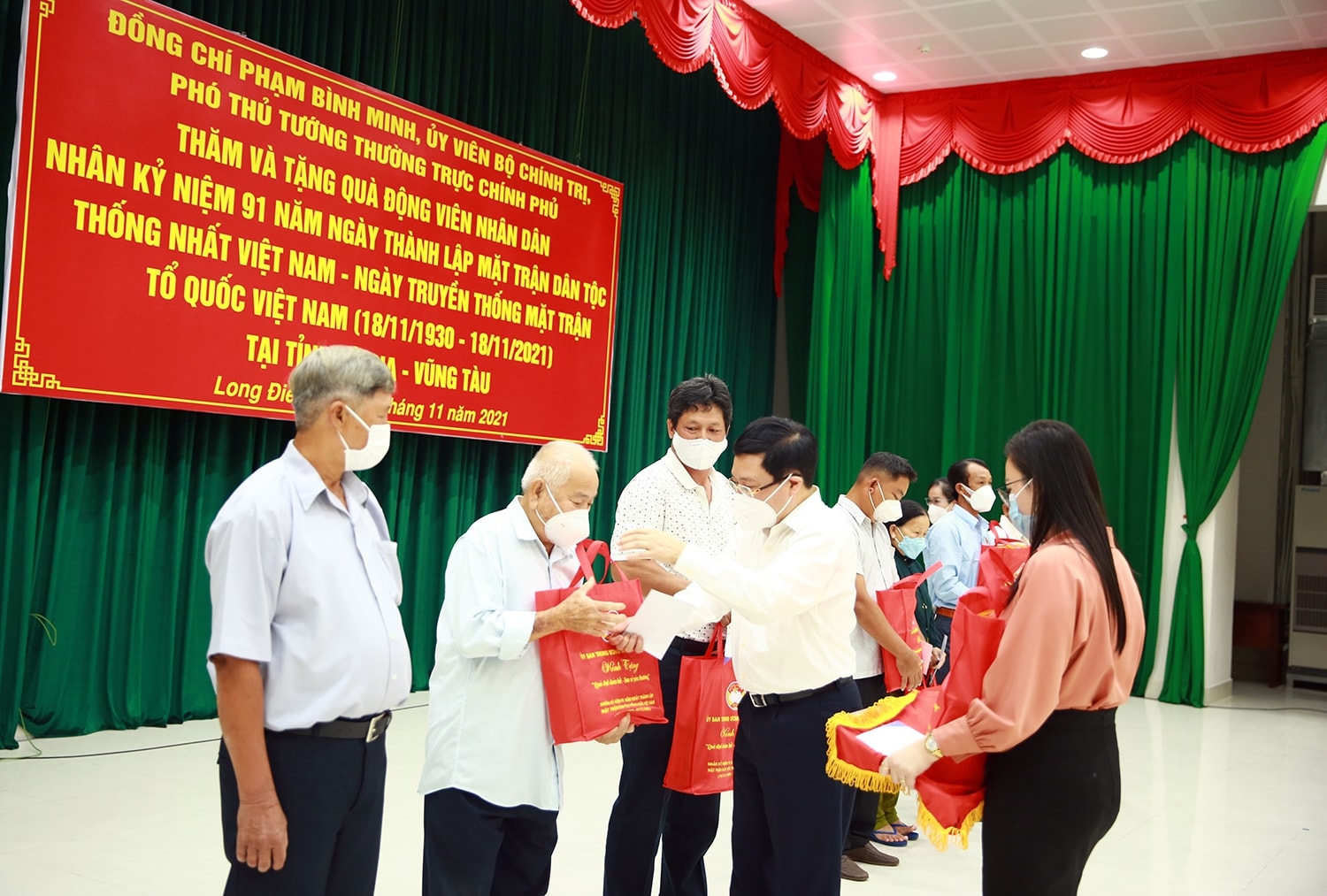 Phó Thủ tướng Thường trực Phạm Bình Minh trao quà cho các hộ gia đình tiêu biểu của huyện Long Điền và Đất Đỏ - Ảnh:VGP/Hải Minh Phó Thủ tướng Thường trực Phạm Bình Minh trao quà cho các hộ gia đình tiêu biểu của huyện Long Điền và Đất Đỏ - Ảnh:VGP/Hải Minh