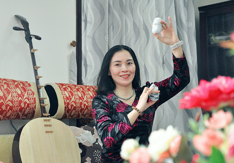 Hằng ngày, chị Thúy Ái miệt mài tập luyện dân ca. (Ảnh: Q.H) Hằng ngày, chị Thúy Ái miệt mài tập luyện dân ca. (Ảnh: Q.H)