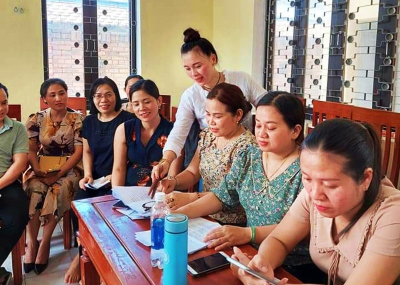 Chị Thúy Ái (người đứng) hướng dẫn học viên hát dân ca. (Ảnh: NVCC) Chị Thúy Ái (người đứng) hướng dẫn học viên hát dân ca. (Ảnh: NVCC)