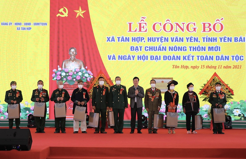  Đồng chí Võ Văn Thưởng tặng quà các gia đình tiêu biểu xã Tân Hợp