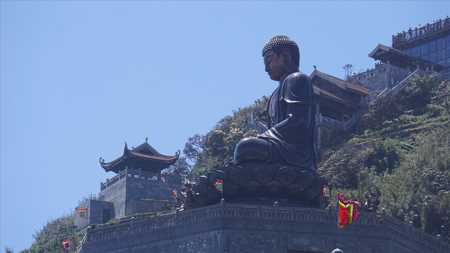 Du lịch tâm linh trên đỉnh Phan xi păng là một trong những điểm đến thu hút du khách trong thời gian qua Du lịch tâm linh trên đỉnh Phan xi păng là một trong những điểm đến thu hút du khách trong thời gian qua