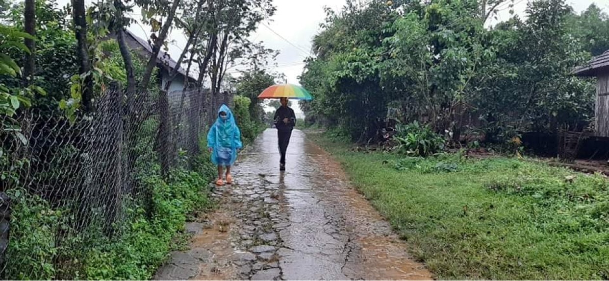 Thời tiết mưa gió, nhà xa trường học, không có phương tiện đi lại, nhiều học sinh có nguy cơ phải nghỉ học Thời tiết mưa gió, nhà xa trường học, không có phương tiện đi lại, nhiều học sinh có nguy cơ phải nghỉ học