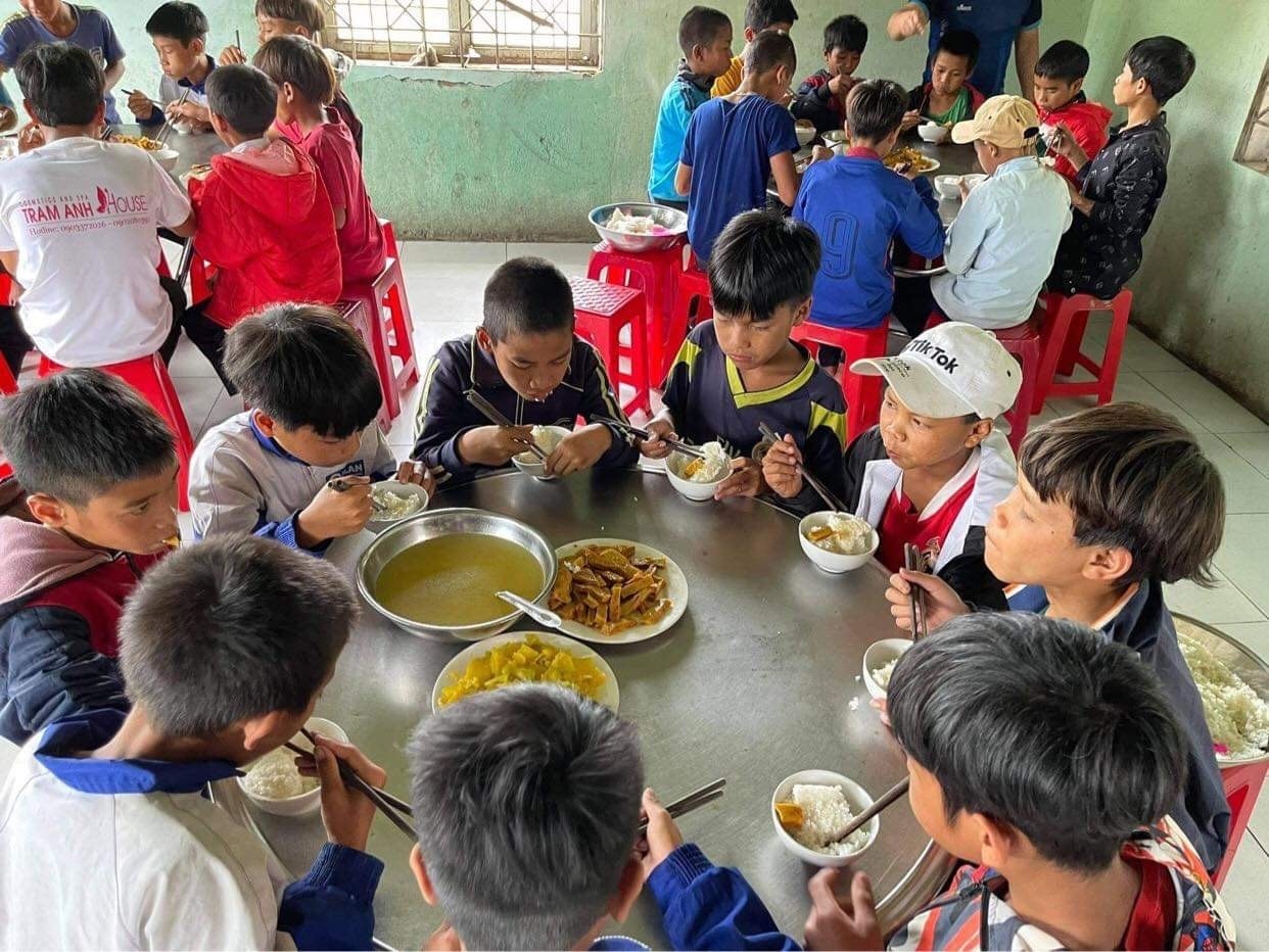 Bữa ăn của các em tại Trường PTDTBT Tiểu học Măng Cành Bữa ăn của các em tại Trường PTDTBT Tiểu học Măng Cành