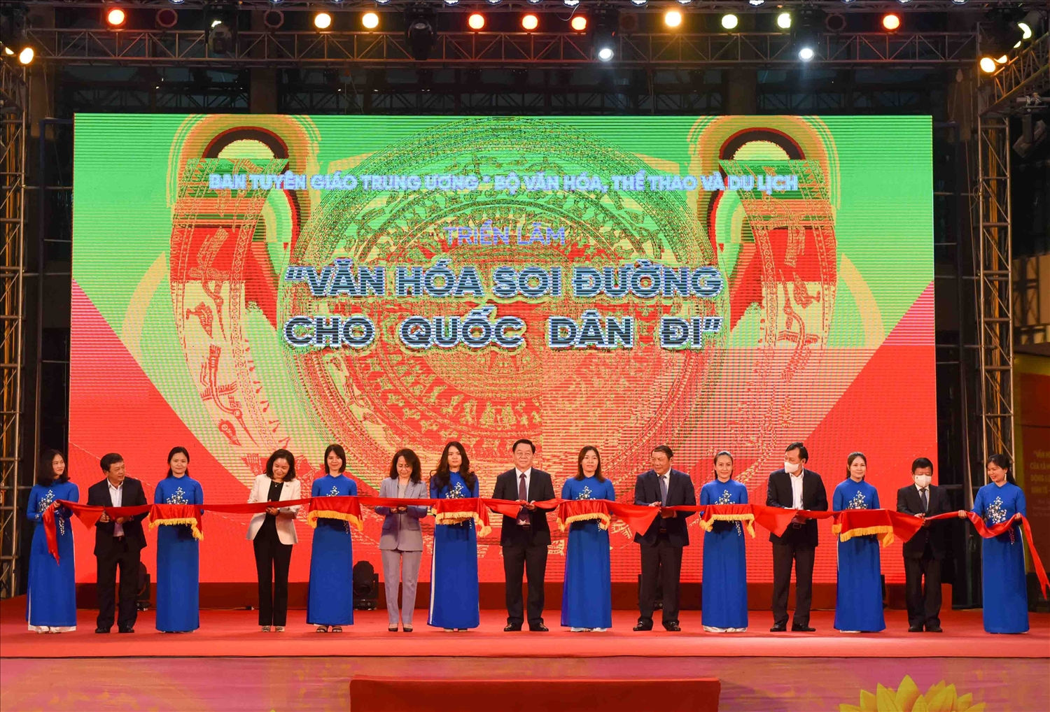 Lễ cắt băng khai mạc Triển lãm “Văn hóa soi đường cho quốc dân đi”. Ảnh: VGP/Diệp Anh
