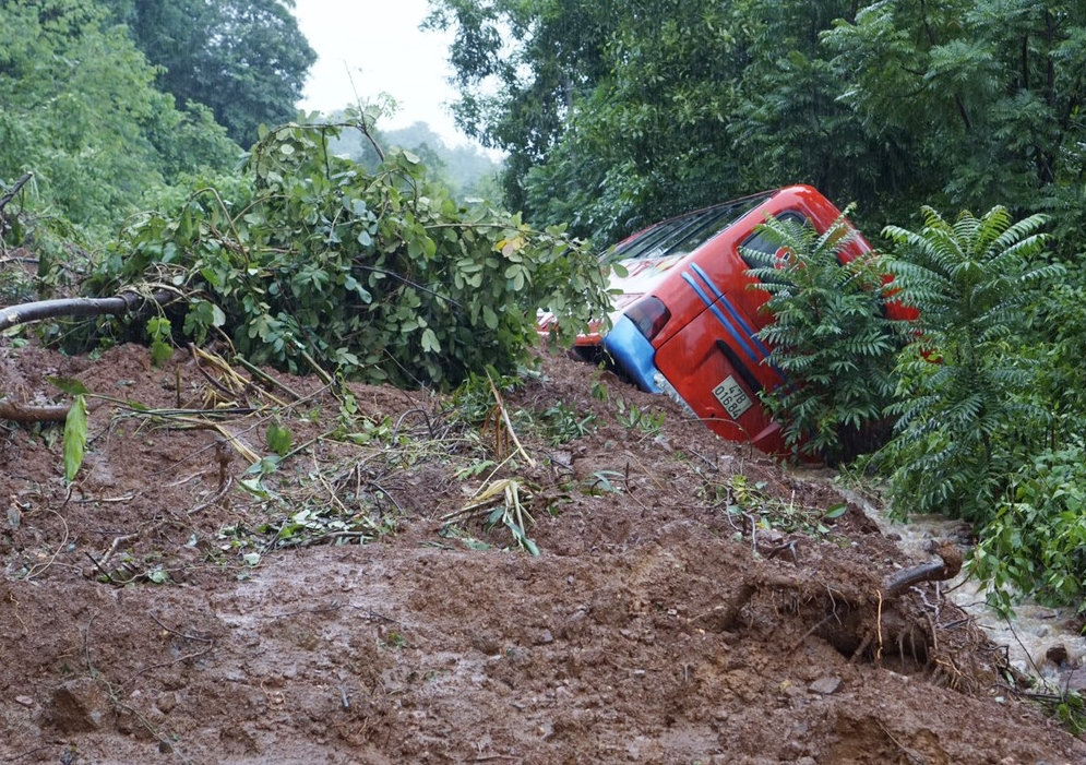 Vụ sạt lở trên đèo Bà Nam, trên Tỉnh lộ 639, thuộc xã Mỹ Thọ, huyện Phù Mỹ vùi lấp 1 xe khách