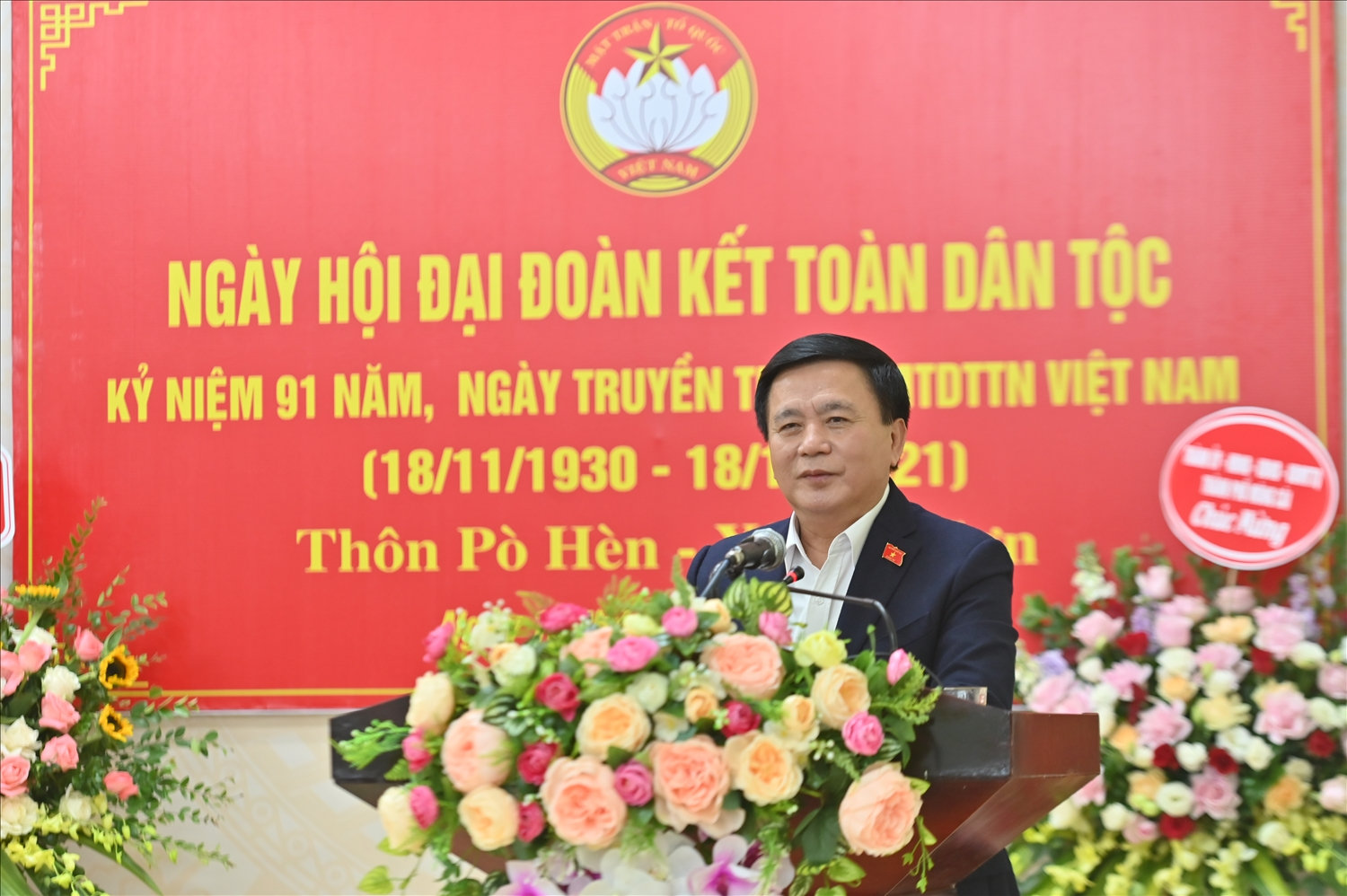 Ông Nguyễn Xuân Thắng, Ủy viên Bộ Chính trị, Bí thư Trung ương Đảng, Giám đốc Học viện Chính trị quốc gia Hồ Chí Minh tham dự ngày hội Đại đoàn kết dân tộc tại thôn Pò Hèn
