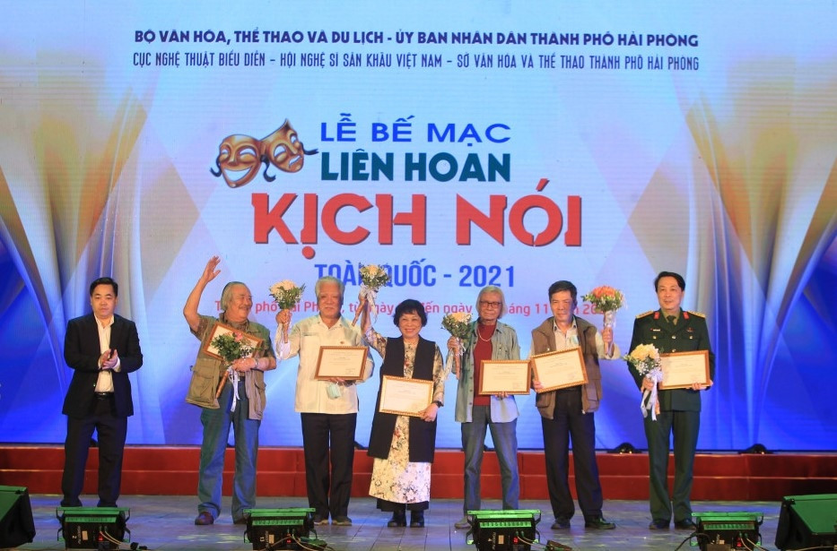 PGS.TS Tạ Quang Đông, Thứ trưởng Bộ VHTTDL trao Huy chương Vàng cho các vở diễn