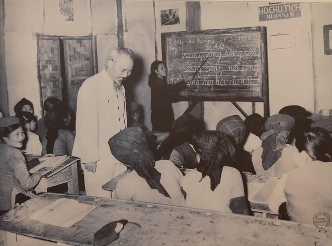 Chủ tịch Hồ Chí Minh thăm lớp học của công nhân nhà máy ô tô 1-5 (Hà Nội), lá cờ đầu của phong trào bổ túc văn hóa ngành công nghiệp, ngày 19/12/1963. (Nguồn: Bảo tàng Hồ Chí Minh) Chủ tịch Hồ Chí Minh thăm lớp học của công nhân nhà máy ô tô 1-5 (Hà Nội), lá cờ đầu của phong trào bổ túc văn hóa ngành công nghiệp, ngày 19/12/1963. (Nguồn: Bảo tàng Hồ Chí Minh)
