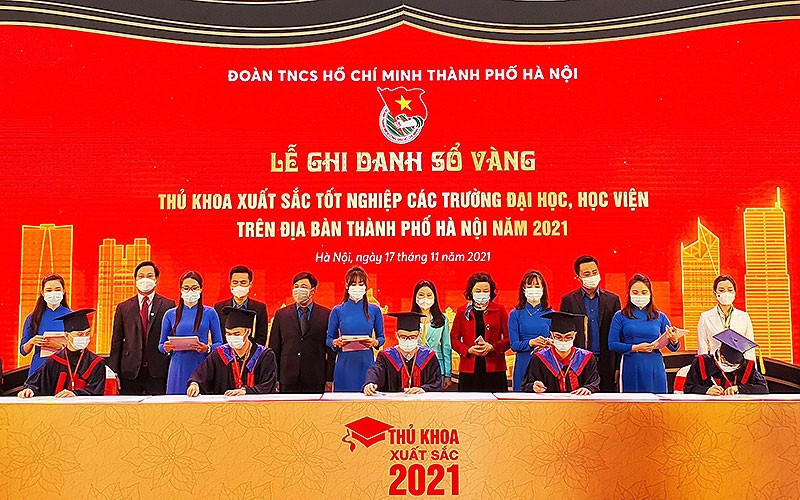 Các thủ khoa xuất sắc của Thủ đô được tuyên dương năm 2021 ghi danh sổ vàng tại Văn Miếu Quốc Tử Giám. Các thủ khoa xuất sắc của Thủ đô được tuyên dương năm 2021 ghi danh sổ vàng tại Văn Miếu Quốc Tử Giám.
