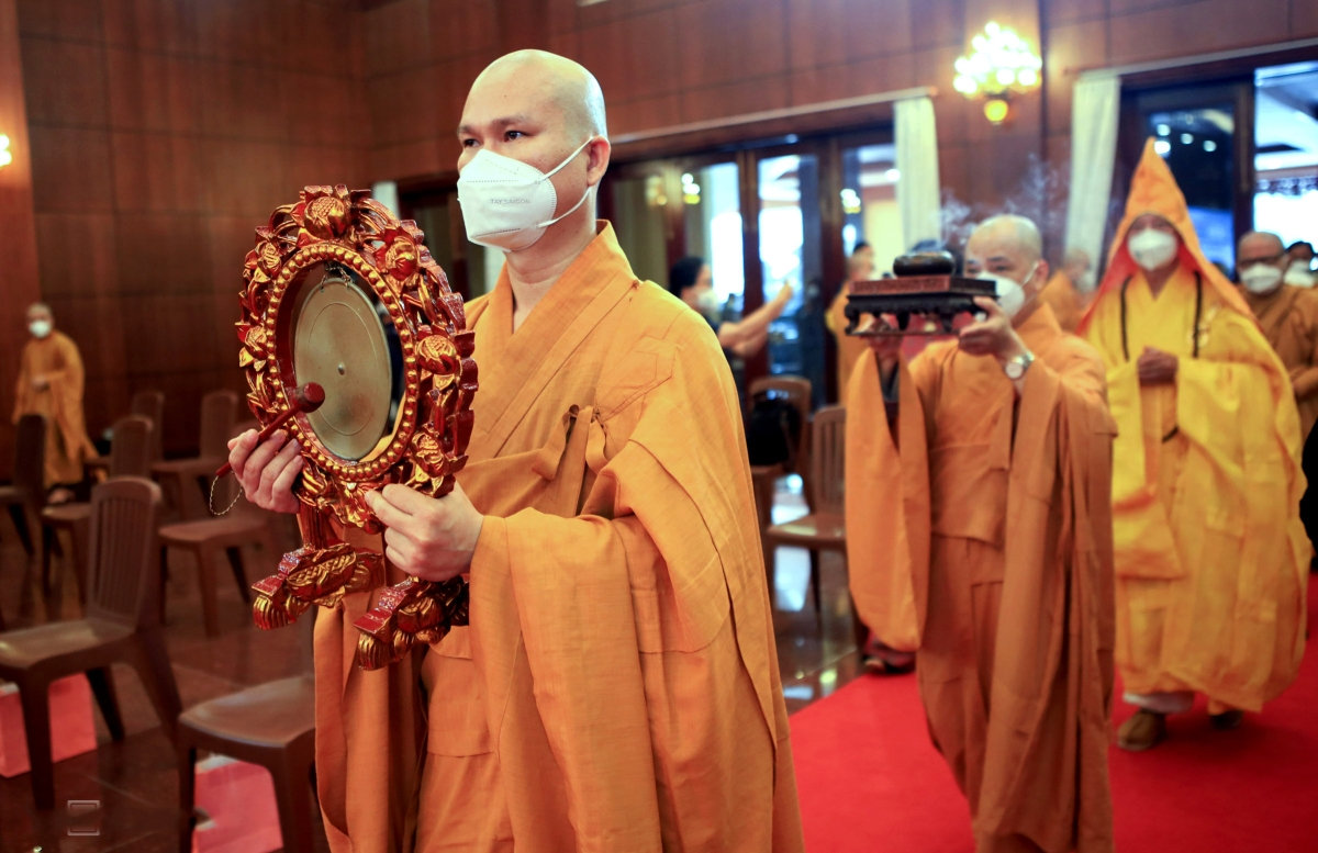 Chương trình bắt đầu bằng nghi lễ đại chúng. Các tăng ni mang kiềng trì và trầm hương cung thỉnh Đại Tăng quang lâm lễ đài cử hành đại lễ (Ảnh vnexpress.net)