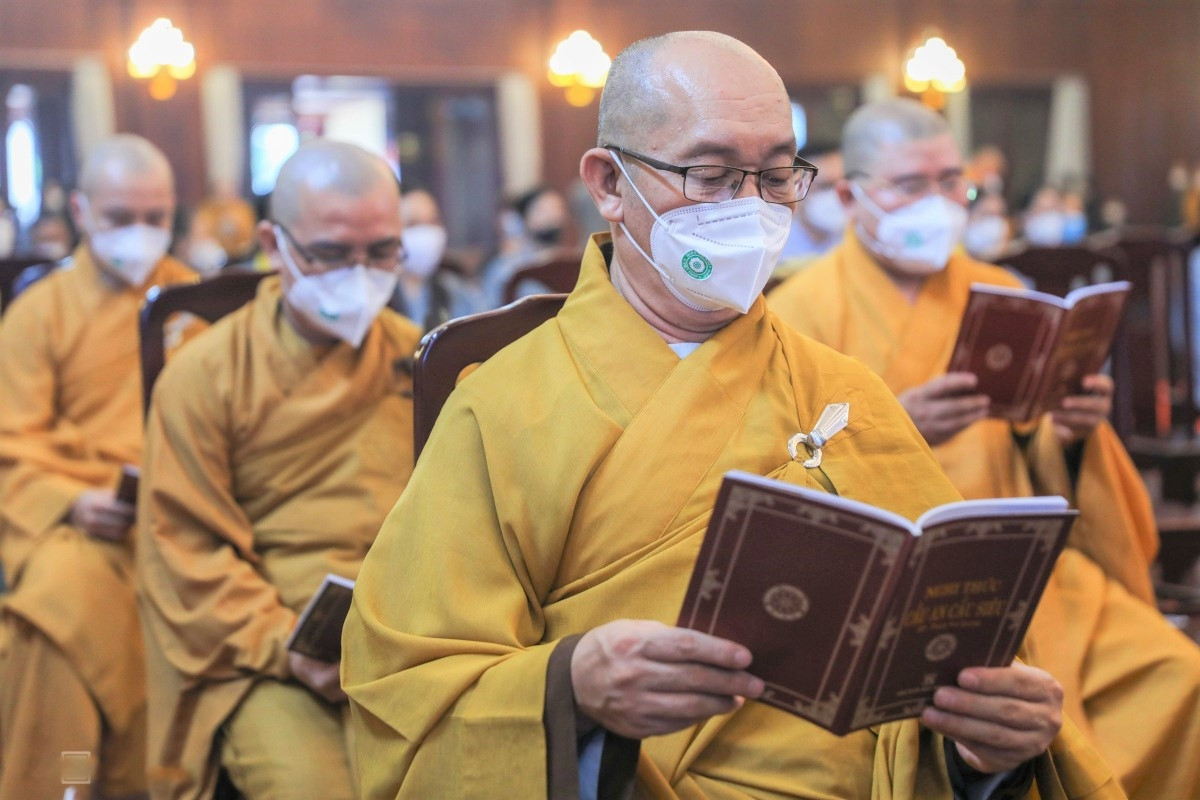 Sau nghi lễ đại chúng, mọi người cùng đọc Kinh Di Đà để cầu siêu trong 45 phút. Sau đó diễn ra lễ cúng tiến linh để mời cơm cho các vong hồn.