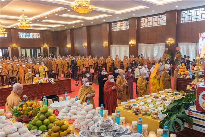 Các chư tôn đức tăng, phật tử thực hiện các nghi lễ kỳ siêu tại Đại lễ.