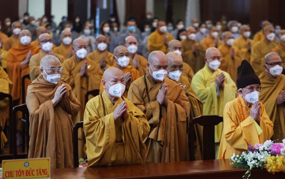 Các chư tôn đức tăng, phật tử... cùng chắp tay cầu nguyện và dành một phút mặc niệm cho những nạn nhân tử vong do đại dịch.