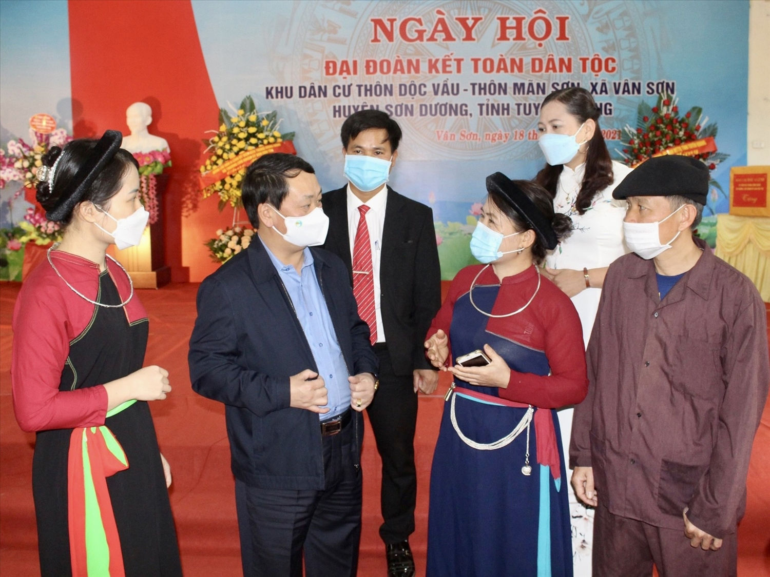 Bộ trưởng, Chủ nhiệm Uỷ ban Dân tộc Hầu A Lềnh trò chuyện với Nhân dân xã Vân Sơn