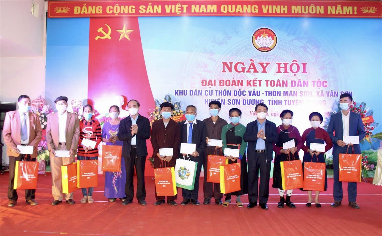 Bộ trưởng, Chủ nhiệm Uỷ ban Dân tộc Hầu A Lềnh và Bí thư Tỉnh ủy Tuyên Quang  Chẩu Văn Lâm trao quà cho Người có uy tín và các hộ gia đình tiêu biểu