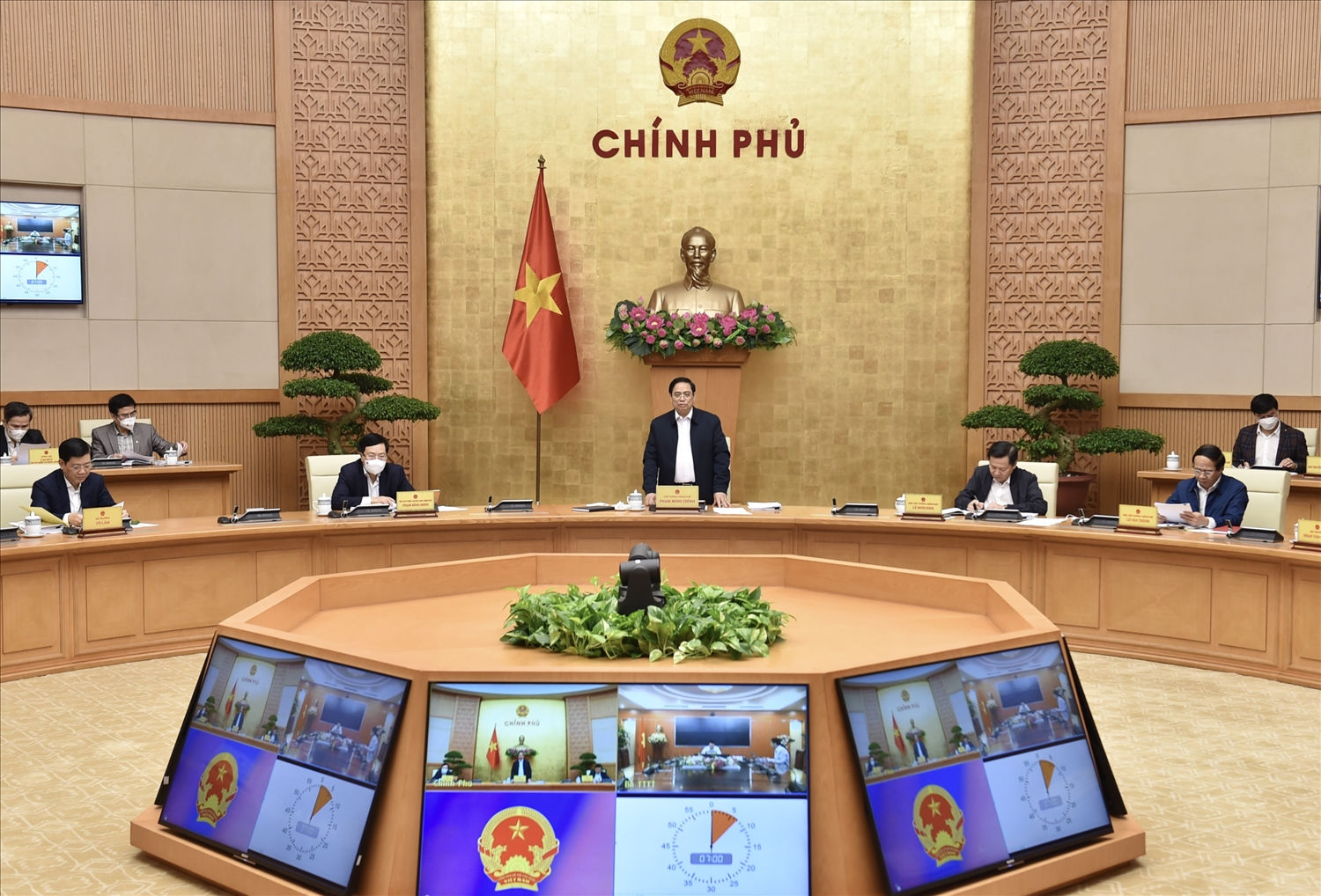 Thủ tướng Phạm Minh Chính lưu ý các thành viên Chính phủ, bên cạnh các công việc thường xuyên, cần tiếp tục triển khai các nhiệm vụ phòng chống dịch, tuyệt đối không được chủ quan, lơ là trước các diễn biến của dịch bệnh. 