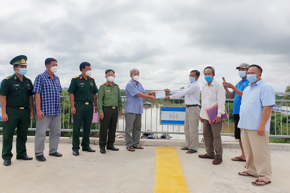 Đoàn công tác thăm và tặng quà cho Chi hội Việt kiều 