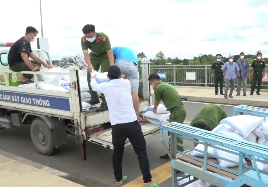 Mỗi Chi hội Việt kiều được trao 1 tấn gạo và 5 triệu đồng