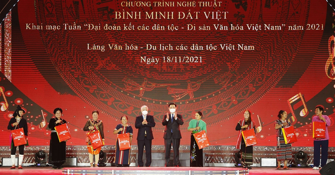 Chủ tịch Quốc hội Vương Đình Huệ và Chủ tịch Ủy ban Trung ương MTTQ Việt Nam Đỗ Văn Chiến tặng quà đồng bào dân tộc tại Làng Văn hóa – Du lịch các dân tộc Việt Nam