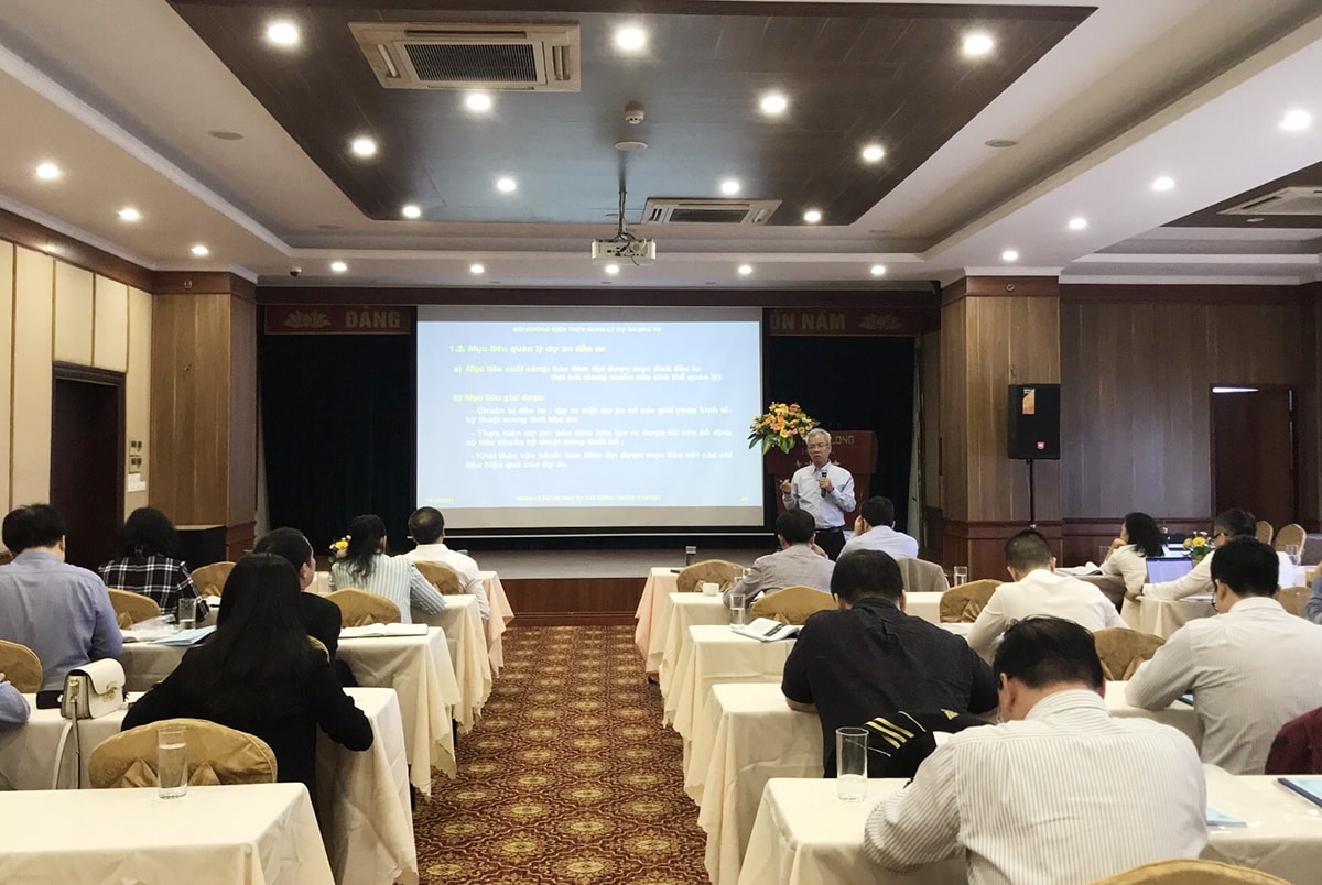 Các học viên nghe ông Cao Văn Bản, nguyên Vụ trưởng Vụ Giám sát và thẩm định đầu tư (Bộ Kế hoạch và Đầu tư) tập huấn chuyên đề: Bồi dưỡng kỹ năng nghiệp vụ, quản lý Chương trình MTQG, kỹ năng lập dự án, cách thức lập dự án