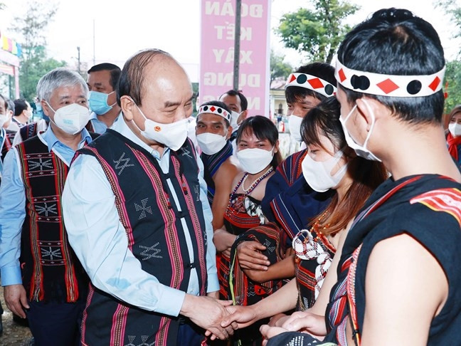 Chủ tịch nước Nguyễn Xuân Phúc và Chủ tịch Ủy ban Trung ương MTTQ Việt Nam Đỗ Văn Chiến tham dự Ngày hội đại đoàn kết cùng bà con đồng bào dân tộc tại xã Ba, huyện Đông Giang, tỉnh Quảng Nam. Ảnh tư liệu