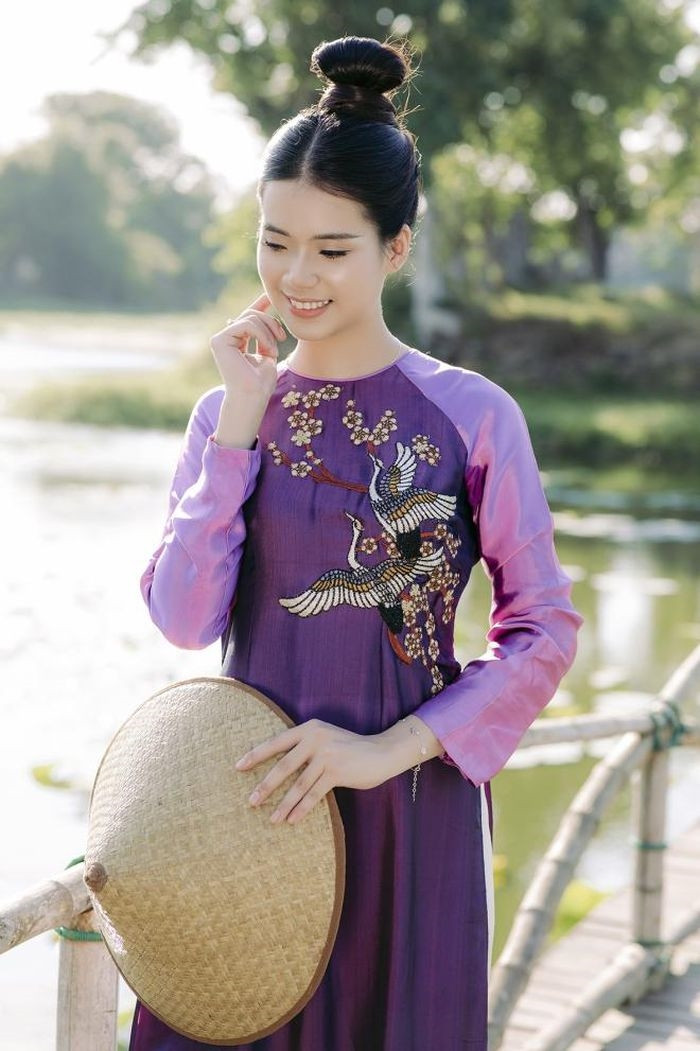 Một mẫu trong bộ sưu tập của nhà thiết kế Viết Bảo, kiêm tổng đạo diễn Chương trình thời trang Áo dài với Điện ảnh và Áo dài cộng đồng