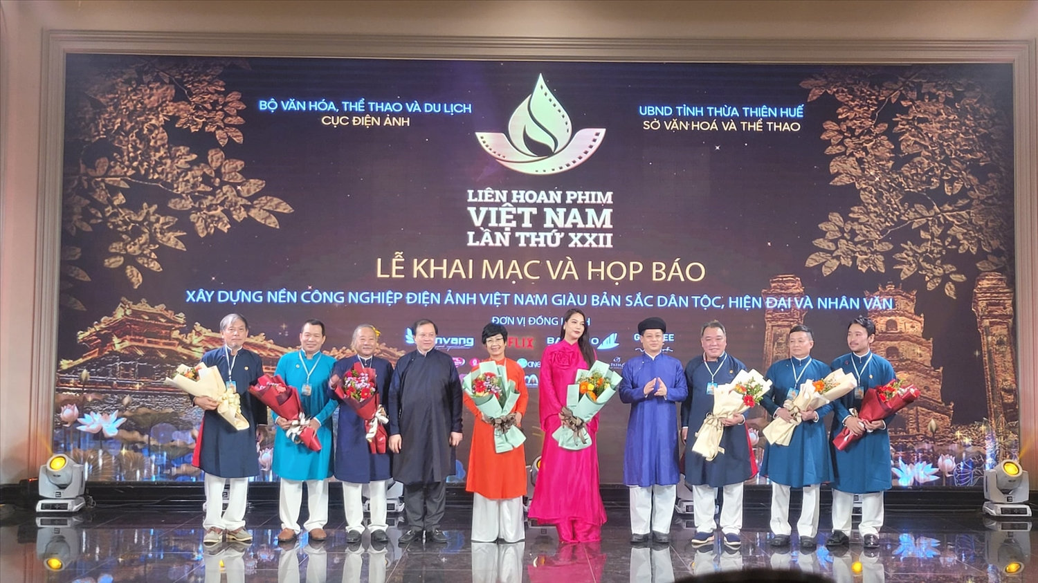  Ban Tổ chức tặng hoa cho thành viên Ban Giám khảo Liên hoan phim. 