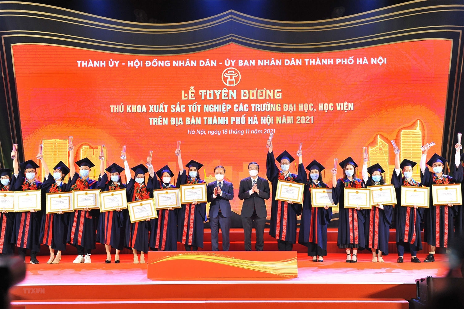 Đồng chí Phạm Tất Thắng, Phó Trưởng ban Thường trực Ban Dân vận Trung ương và đồng chí Chu Ngọc Anh, Phó Bí thư Thành ủy, Chủ tịch UBND TP Hà Nội trao bằng khen của UBND TP Hà Nội cho các thủ khoa. Đồng chí Phạm Tất Thắng, Phó Trưởng ban Thường trực Ban Dân vận Trung ương và đồng chí Chu Ngọc Anh, Phó Bí thư Thành ủy, Chủ tịch UBND TP Hà Nội trao bằng khen của UBND TP Hà Nội cho các thủ khoa.