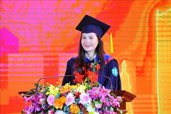 Thủ khoa Học viện Ngân hàng Nguyễn Thị Minh Hạnh, đại diện cho 90 thủ khoa xuất sắc được tuyên dương phát biểu cảm nghĩ. Ảnh: Minh Đức/TTXVN Thủ khoa Học viện Ngân hàng Nguyễn Thị Minh Hạnh, đại diện cho 90 thủ khoa xuất sắc được tuyên dương phát biểu cảm nghĩ. Ảnh: Minh Đức/TTXVN